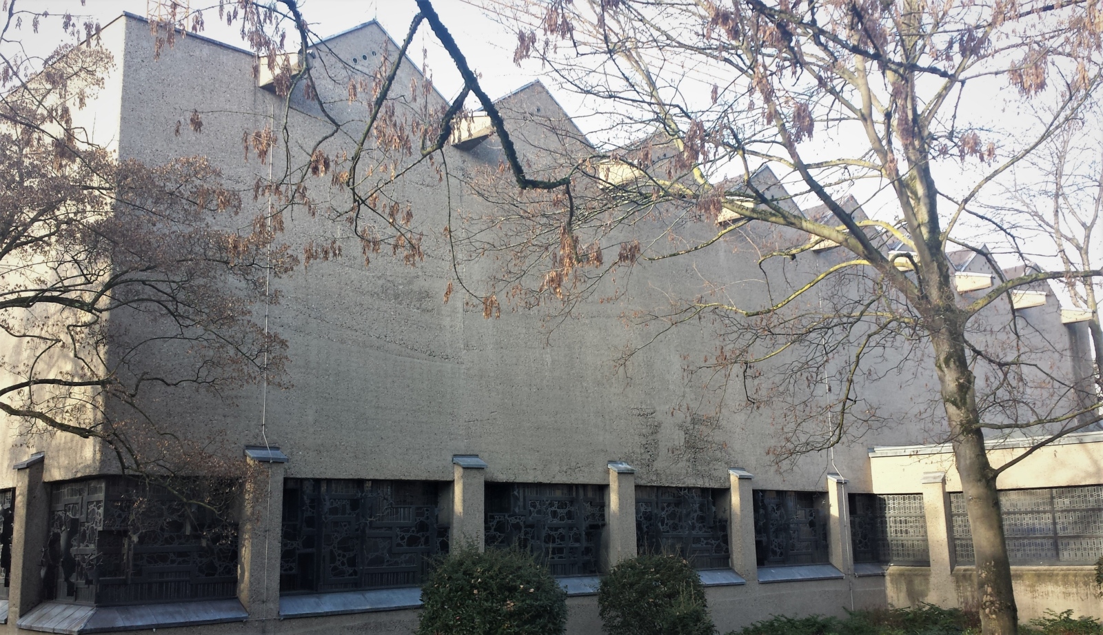 St. Johannes der Täufer, Köln-Lindenthal, Fassade