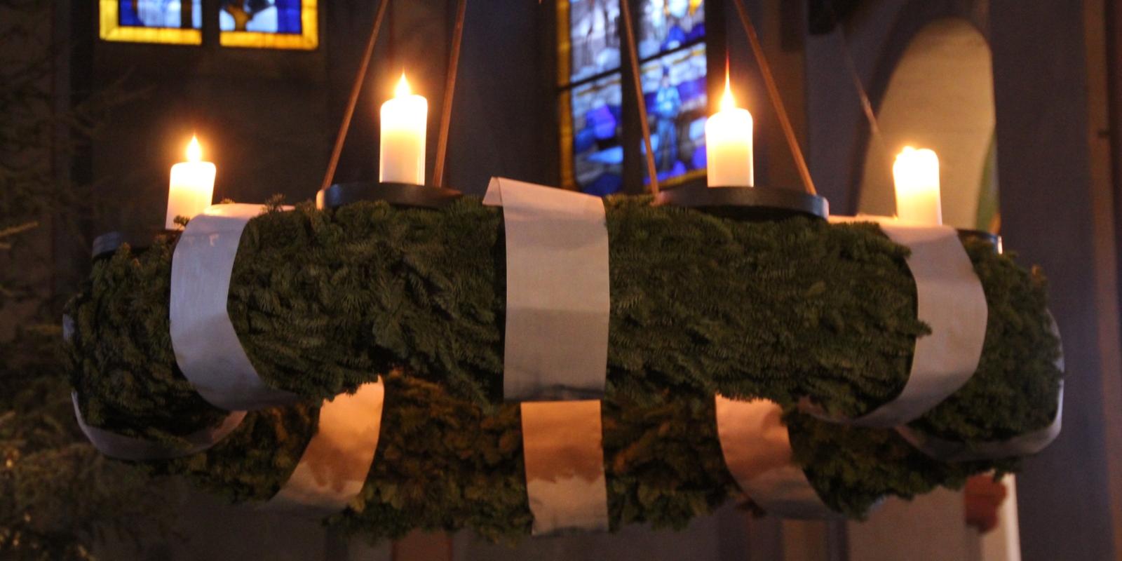 Adventskranz in der Kirche,
alle vier Kerzen leuchten,