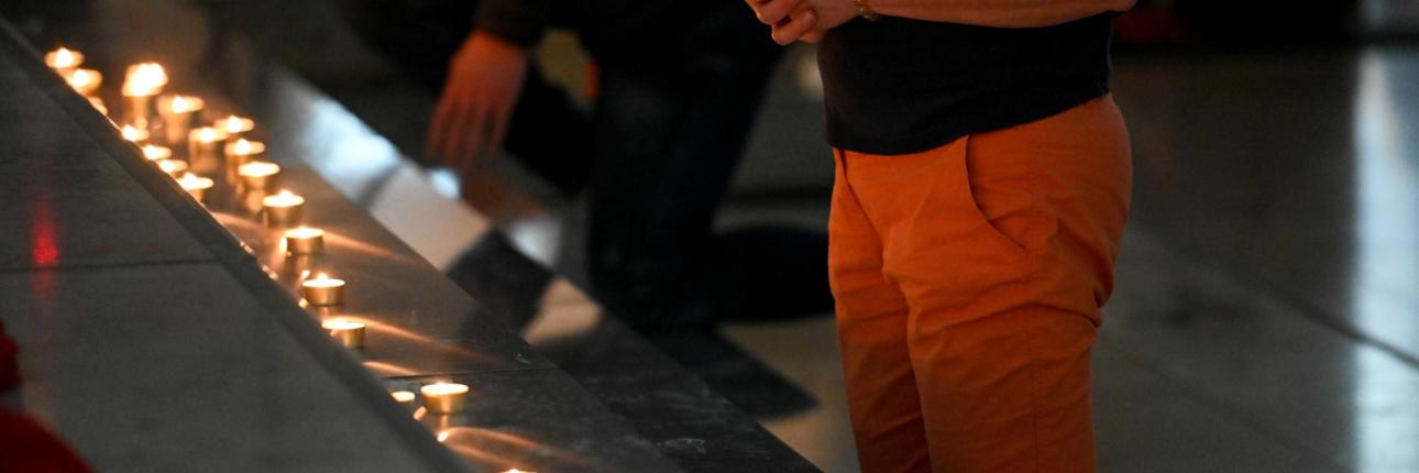 Menschen knien vor einem Kerzenaltar bei der Initiative 'Nightfever' in der Domkirche Sankt Eberhard beim 102. Deutschen Katholikentag am 29. Mai 2022 in Stuttgart.
