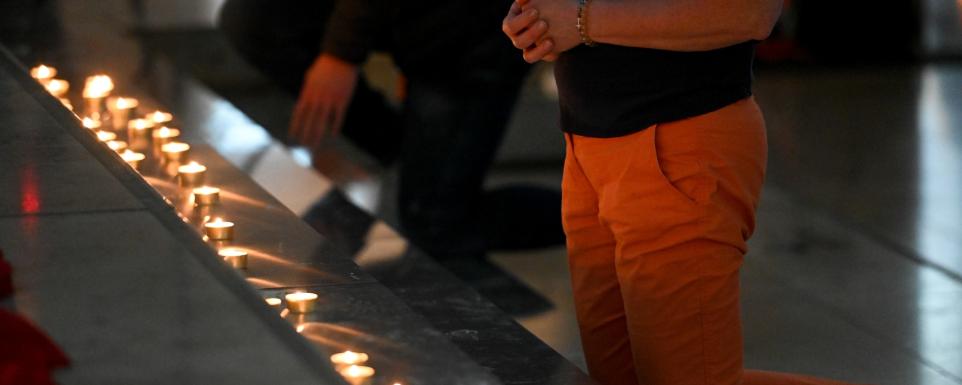 Menschen knien vor einem Kerzenaltar bei der Initiative 'Nightfever' in der Domkirche Sankt Eberhard beim 102. Deutschen Katholikentag am 29. Mai 2022 in Stuttgart.
