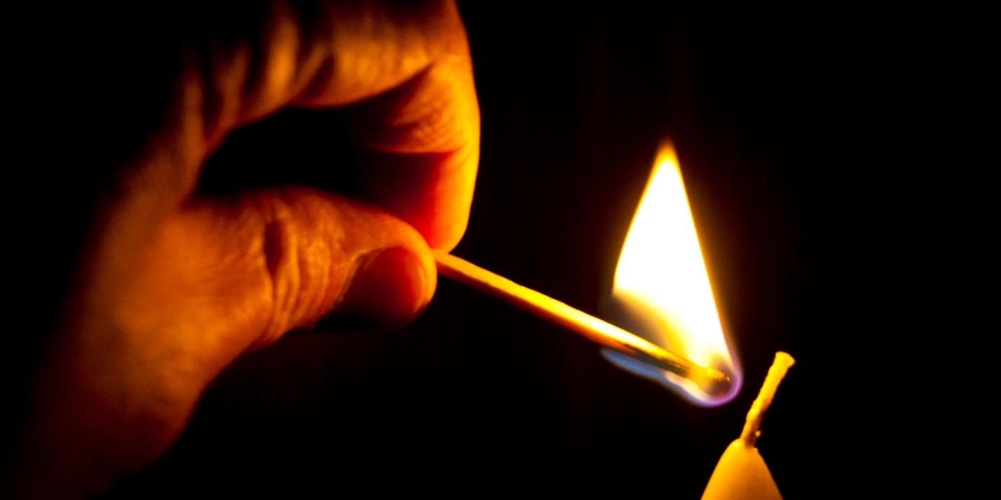 Aussendung des Friedenslichtes  Es gibt nichts, was die Menschen mehr wünschen als den Frieden  Die Jugendlichen nehmen das Friedenslicht bei der Aussendungsfeiern in Empfang und tragen es in Gemeinden, öffentliche Einrichtungen und in die Familien.  Kerze anzünden, erleuchten, erhellen, hell,  Licht, Helligkeit, Feuer, Streichholz, Wärme, Dunkelheit, Ex-Bild-DB-ID: 18821