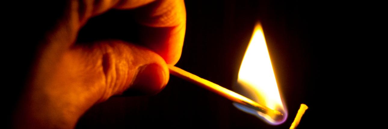 Aussendung des Friedenslichtes  Es gibt nichts, was die Menschen mehr wünschen als den Frieden  Die Jugendlichen nehmen das Friedenslicht bei der Aussendungsfeiern in Empfang und tragen es in Gemeinden, öffentliche Einrichtungen und in die Familien.  Kerze anzünden, erleuchten, erhellen, hell,  Licht, Helligkeit, Feuer, Streichholz, Wärme, Dunkelheit, Ex-Bild-DB-ID: 18821