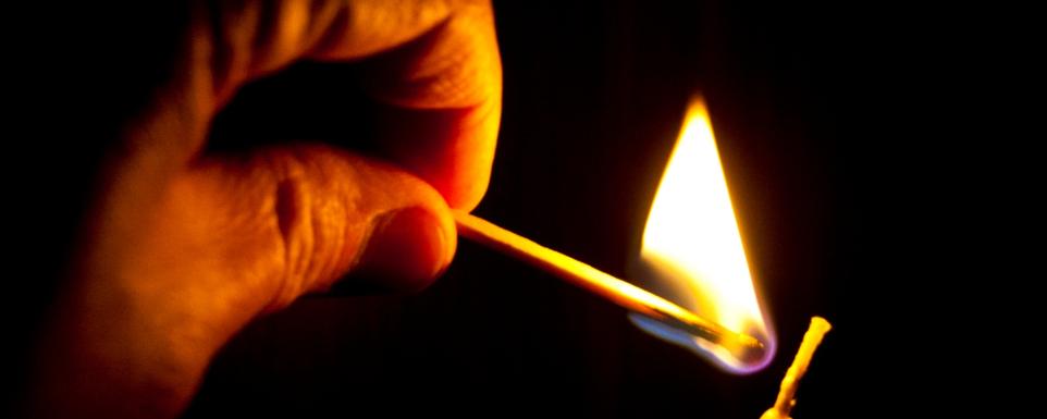 Aussendung des Friedenslichtes  Es gibt nichts, was die Menschen mehr wünschen als den Frieden  Die Jugendlichen nehmen das Friedenslicht bei der Aussendungsfeiern in Empfang und tragen es in Gemeinden, öffentliche Einrichtungen und in die Familien.  Kerze anzünden, erleuchten, erhellen, hell,  Licht, Helligkeit, Feuer, Streichholz, Wärme, Dunkelheit, Ex-Bild-DB-ID: 18821