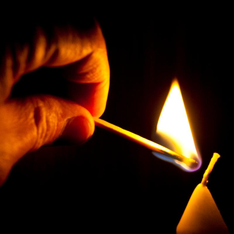 Aussendung des Friedenslichtes  Es gibt nichts, was die Menschen mehr wünschen als den Frieden  Die Jugendlichen nehmen das Friedenslicht bei der Aussendungsfeiern in Empfang und tragen es in Gemeinden, öffentliche Einrichtungen und in die Familien.  Kerze anzünden, erleuchten, erhellen, hell,  Licht, Helligkeit, Feuer, Streichholz, Wärme, Dunkelheit, Ex-Bild-DB-ID: 18821