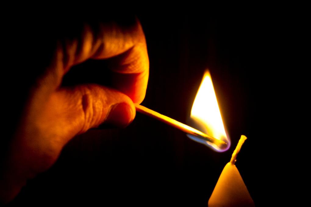 Aussendung des Friedenslichtes  Es gibt nichts, was die Menschen mehr wünschen als den Frieden  Die Jugendlichen nehmen das Friedenslicht bei der Aussendungsfeiern in Empfang und tragen es in Gemeinden, öffentliche Einrichtungen und in die Familien.  Kerze anzünden, erleuchten, erhellen, hell,  Licht, Helligkeit, Feuer, Streichholz, Wärme, Dunkelheit, Ex-Bild-DB-ID: 18821