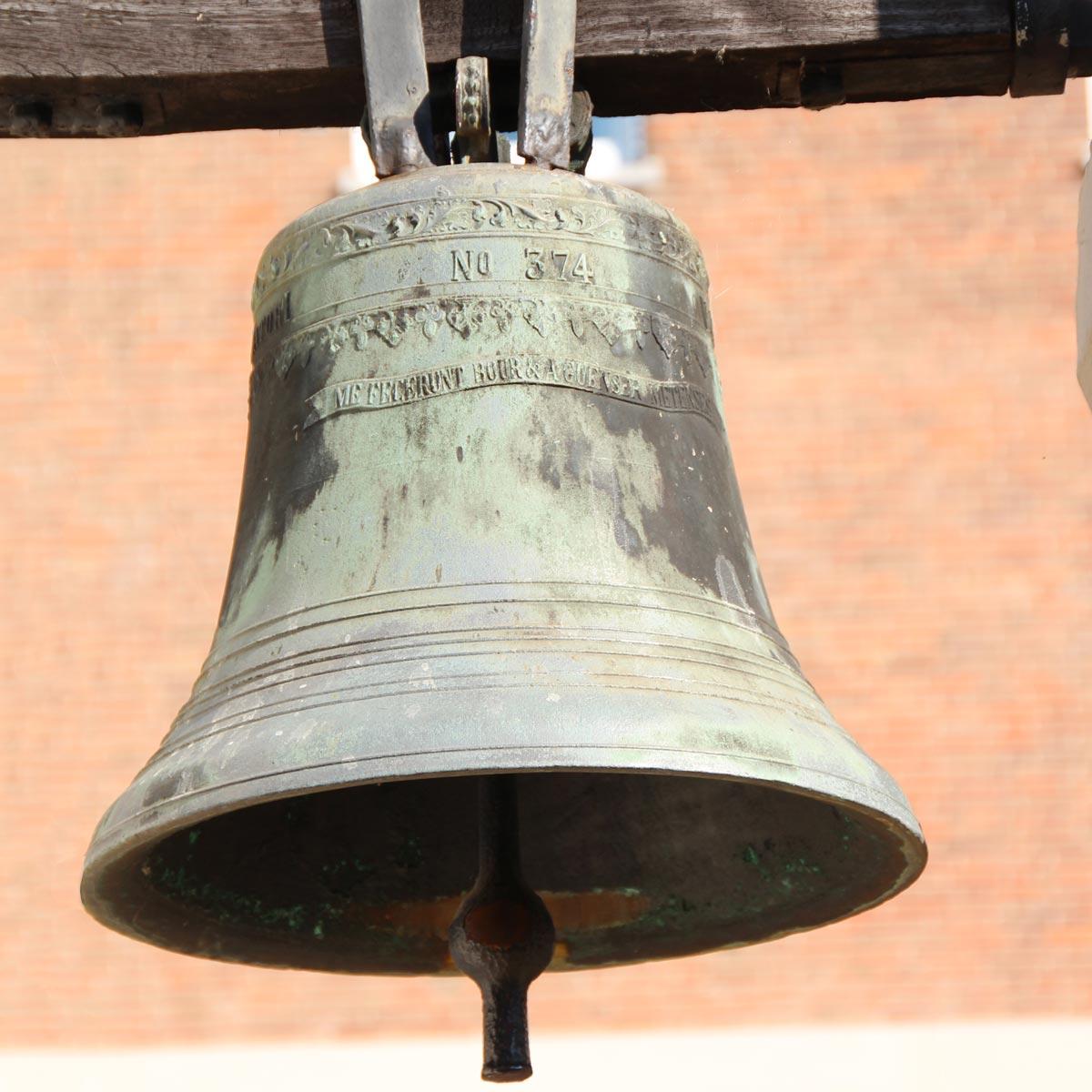 Friedensglocke Foto: 5.9.2018
Chorweiler Friedensglocke der katholischen Kirchengemeinde hl. Johannes XXIII
Beim Guss dieser Glocke wurde die Form in Erde aus über 50 Nationen gehalten. Auf der Glocke sind fünf Kinderhände abgebildet – es sind die Hände von Kindern von den fünf Kontinenten. Die Friedensglocke soll als interreligiöse, interkulturelle Friedensbotschafterin die zentrale Botschaft des Evangeliums in die Öffentlichkeit tragen.