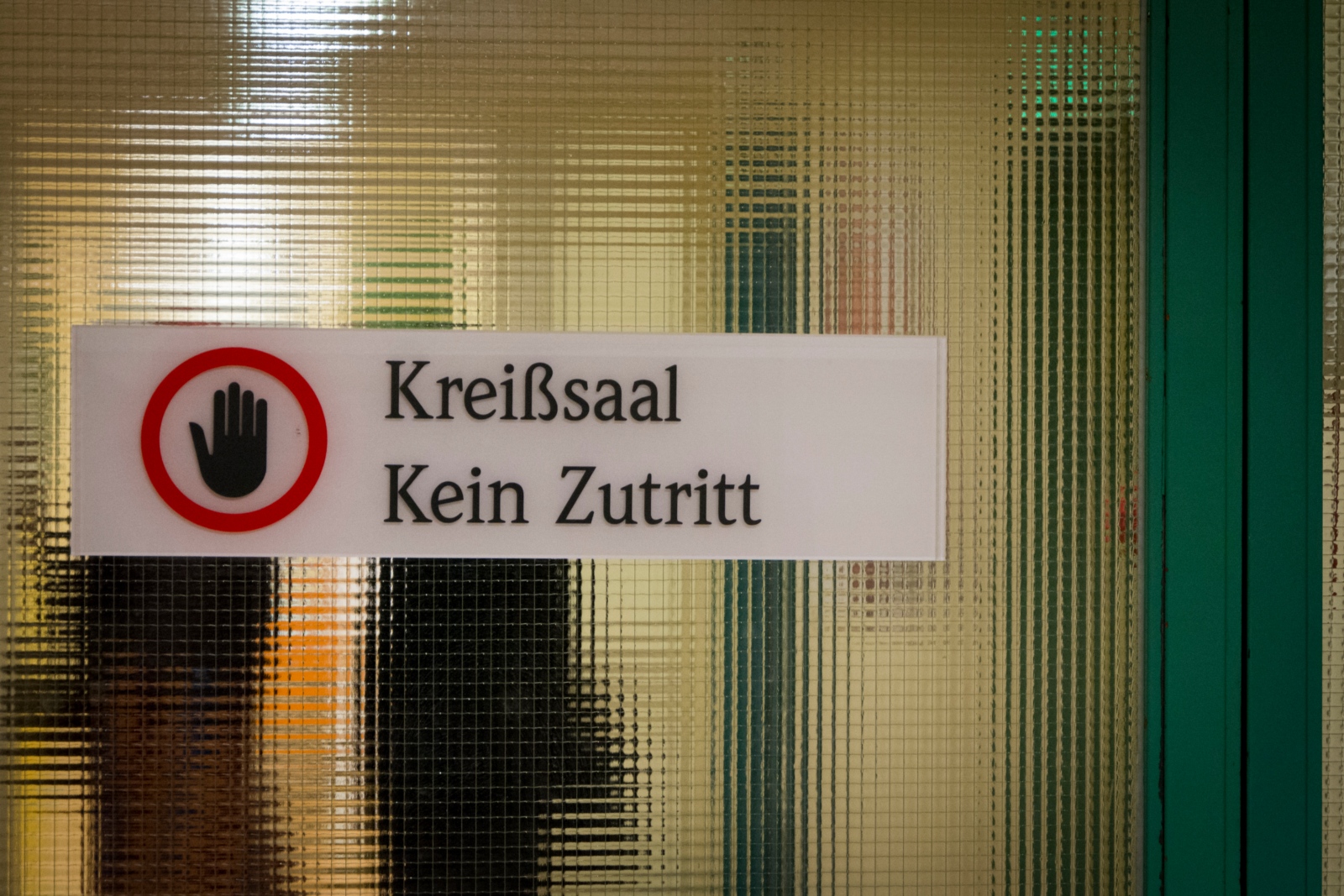 Ein Kreißsaal ist der Entbindungsraum eines Krankenhauses, in welchem Schwangere – mit Unterstützung von Hebammen und Geburtshelfern – ihre Kinder gebären. zur Welt bringen, entbinden, Geburt, das Leben schenken, das Licht der Welt erblicken, zur Welt gebracht werden,  Etymologie Bestimmungswort ist das Verb kreißen, „Wehen haben“[1], „gebären“, mittelhochdeutsch krîzen, eigentlich „schreien“, „stöhnen“,[2][3] wovon auch kreischen abgeleitet ist. Ex-Bild-DB-ID: 22613