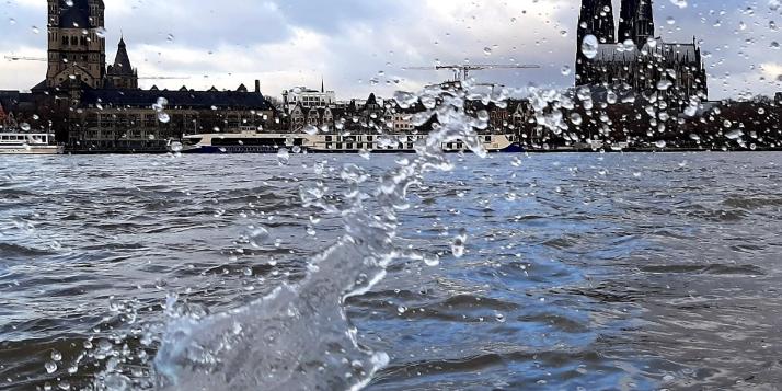 das Wasser von Köln, der Rhein in aufgewühlten Zeiten 2020 Corona Ex-Bild-DB-ID: 28769