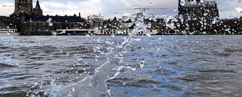 das Wasser von Köln, der Rhein in aufgewühlten Zeiten 2020 Corona Ex-Bild-DB-ID: 28769