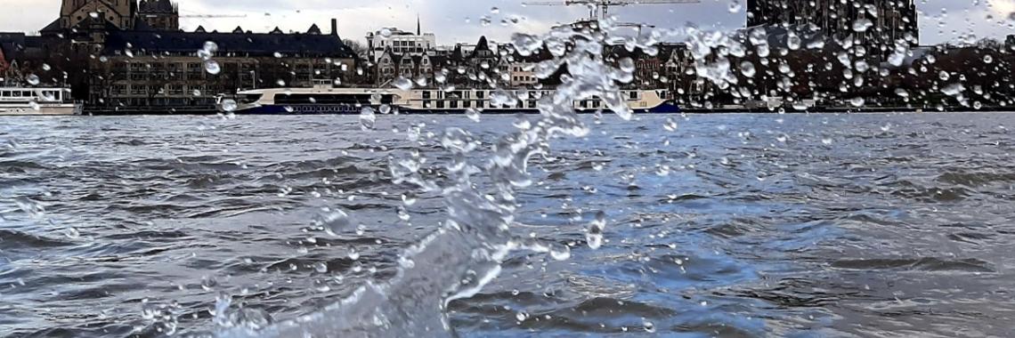das Wasser von Köln, der Rhein in aufgewühlten Zeiten 2020 Corona Ex-Bild-DB-ID: 28769