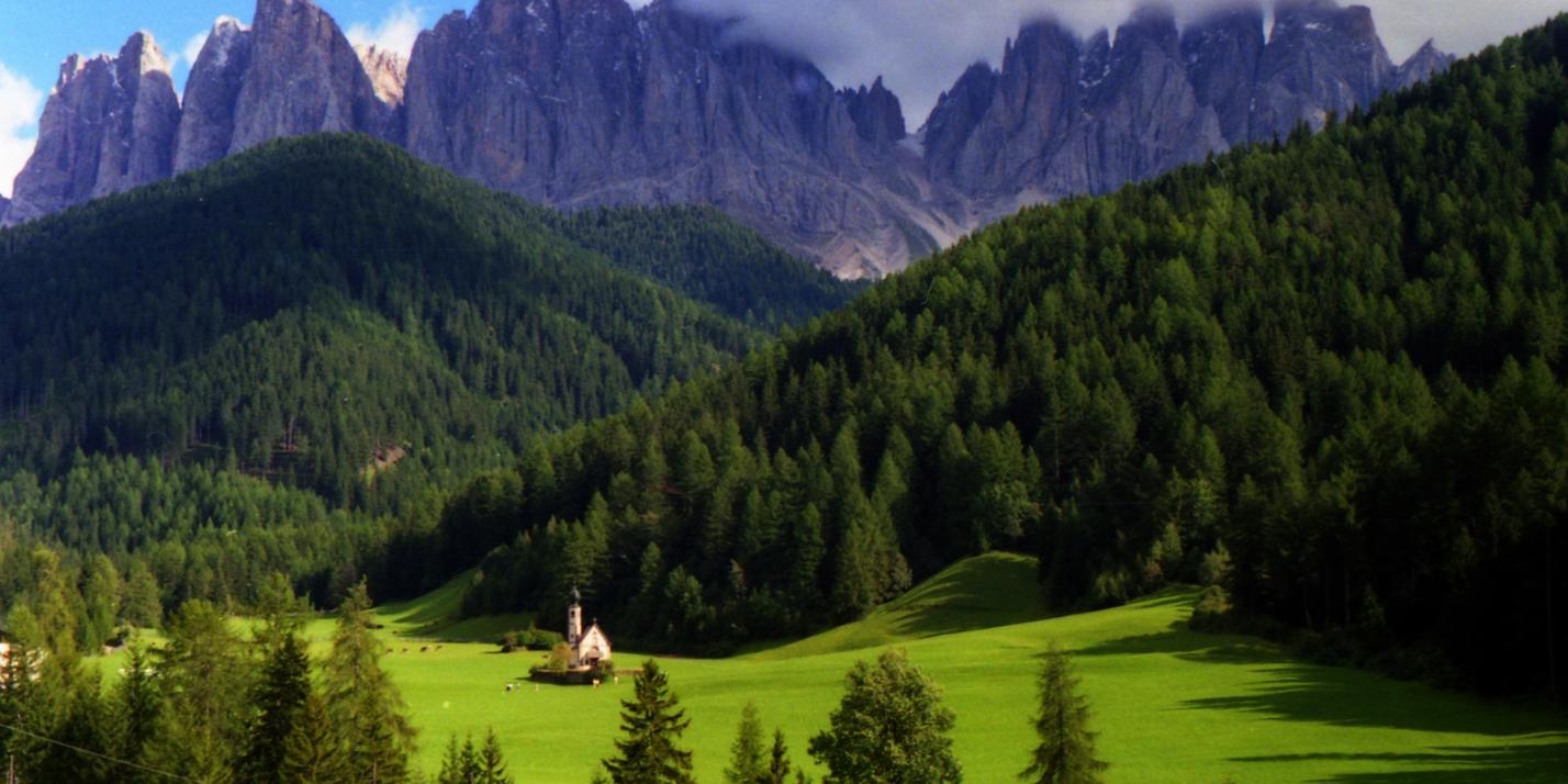 Villnöss steht nicht nur für die Geislergruppe und die Kirche von St. Magdalena - Wahrzeichen der Gemeinde - sondern auch für einen der weltweit bekanntesten Bergsteiger: Reinhold Messner, Ehrenbürger der Gemeinde, stammt aus diesem Tal.  Berge Almen Ex-Bild-DB-ID: 533