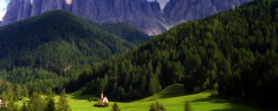 Villnöss steht nicht nur für die Geislergruppe und die Kirche von St. Magdalena - Wahrzeichen der Gemeinde - sondern auch für einen der weltweit bekanntesten Bergsteiger: Reinhold Messner, Ehrenbürger der Gemeinde, stammt aus diesem Tal.  Berge Almen Ex-Bild-DB-ID: 533