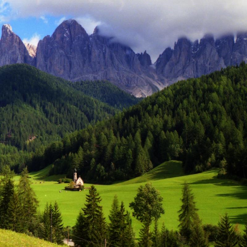 Villnöss steht nicht nur für die Geislergruppe und die Kirche von St. Magdalena - Wahrzeichen der Gemeinde - sondern auch für einen der weltweit bekanntesten Bergsteiger: Reinhold Messner, Ehrenbürger der Gemeinde, stammt aus diesem Tal.  Berge Almen Ex-Bild-DB-ID: 533