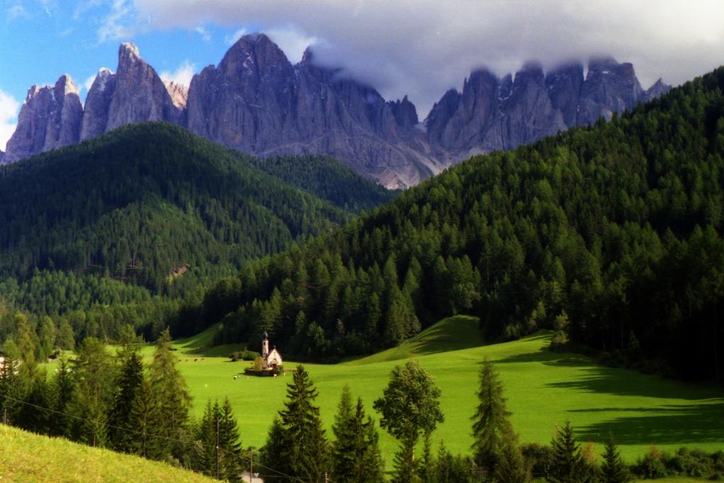 Villnöss steht nicht nur für die Geislergruppe und die Kirche von St. Magdalena - Wahrzeichen der Gemeinde - sondern auch für einen der weltweit bekanntesten Bergsteiger: Reinhold Messner, Ehrenbürger der Gemeinde, stammt aus diesem Tal.  Berge Almen Ex-Bild-DB-ID: 533